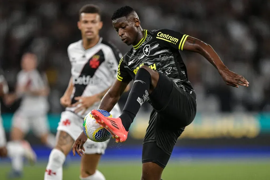 RJ – RIO DE JANEIRO – 05/11/2024 – BRASILEIRO A 2024, BOTAFOGO X VASCO – Luiz Henrique jogador do Botafogo durante partida contra o Vasco no estadio Engenhao pelo campeonato Brasileiro A 2024. Foto: Thiago Ribeiro/AGIF