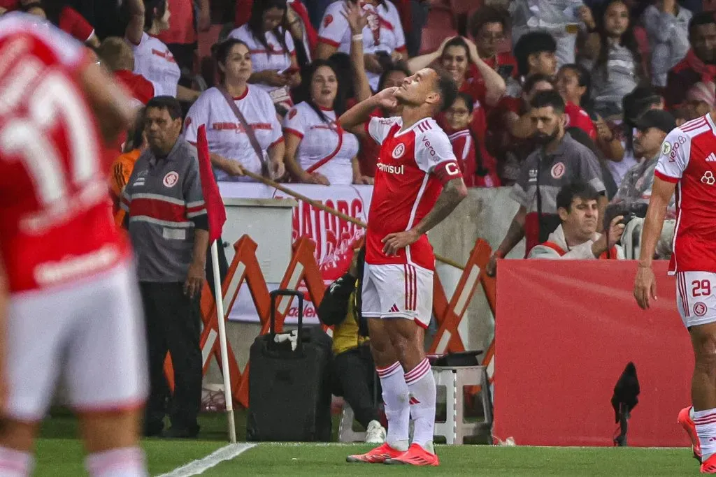 RS – PORTO ALEGRE – 05/11/2024 – BRASILEIRO A 2024, INTERNACIONAL X CRICIUMA – Alan Patrick jogador do Internacional comemora seu gol durante partida contra o Criciuma no estadio Beira-Rio pelo campeonato Brasileiro A 2024. Foto: Maxi Franzoi/AGIF