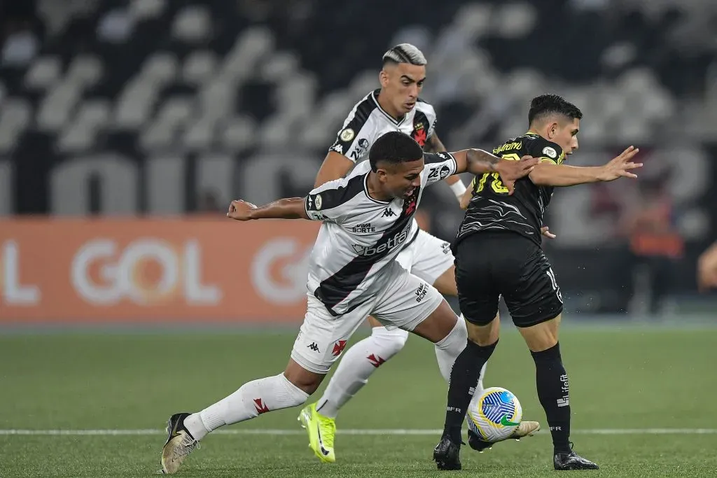 RJ – RIO DE JANEIRO – 05/11/2024 – BRASILEIRO A 2024, BOTAFOGO X VASCO – Savarino jogador do Botafogo disputa lance com Mateus Cocao jogador do Vasco durante partida no estadio Engenhao pelo campeonato Brasileiro A 2024. Foto: Thiago Ribeiro/AGIF