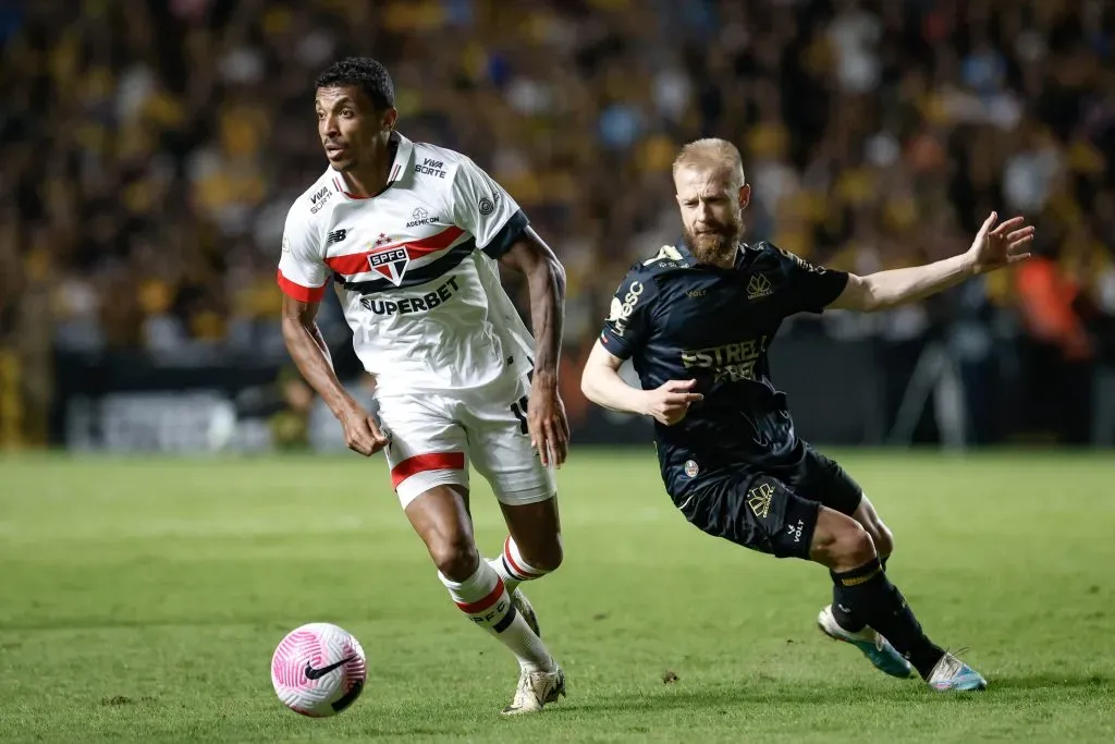 Luiz Gustavo, volante do São Paulo, em ação contra o Criciúma, pelo Brasileirão Betano. Foto: Leonardo Hubbe/AGIF