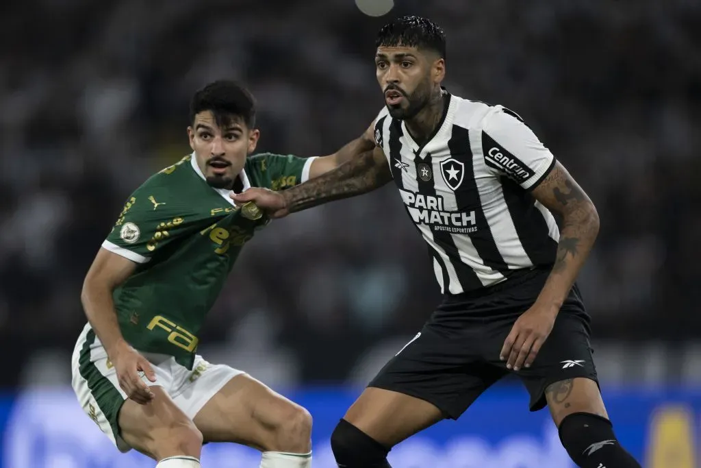 Alexander Barboza jogador do Botafogo disputa lance com Flaco Lopez jogador do Palmeiras durante partida no estádio Engenhão pelo campeonato Brasileiro A 2024. Foto: Jorge Rodrigues/AGIF