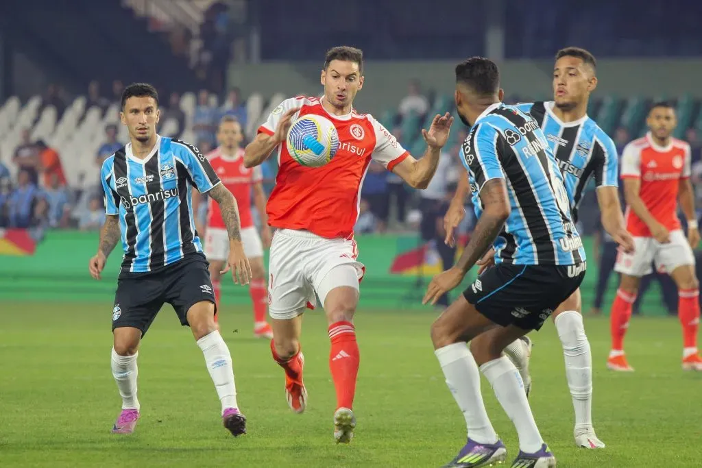 Alario jogador do Internacional durante partida contra o Grêmio no Couto Pereira pelo campeonato Brasileiro A 2024. Foto: Lucas Gabriel Cardoso/AGIF