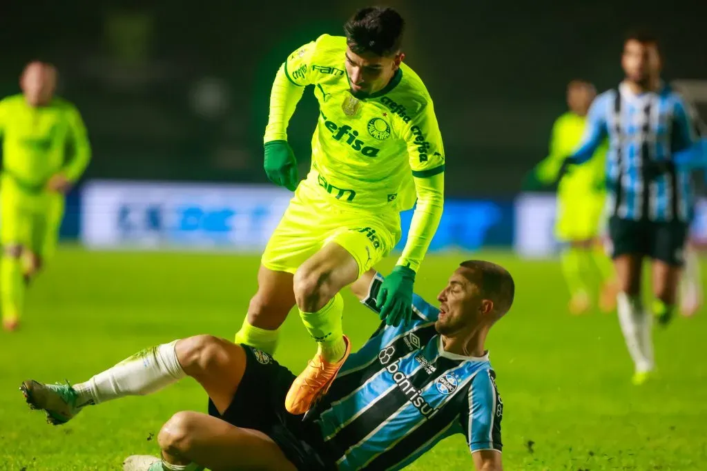 Rodrigo Ely jogador do Gremio disputa lance com Fabinho jogador do Palmeiras durante partida no estadio Francisco Stedile pelo campeonato Brasileiro A 2024. Foto: Luiz Erbes/AGIF