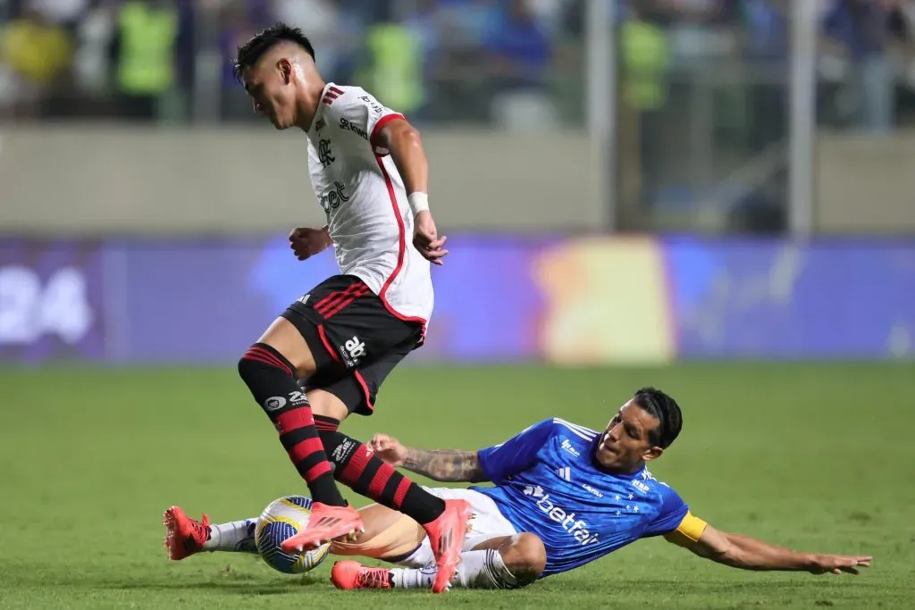 Alcaraz jogador do Flamengo durante partida contra o Cruzeiro no Independência pelo campeonato Brasileiro A 2024. Foto: Gilson Lobo/AGIF