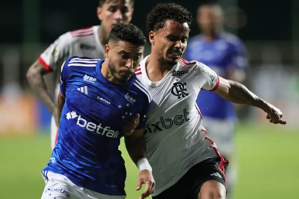 MG – BELO HORIZONTE – 06/11/2024 – BRASILEIRO A 2024, CRUZEIRO X FLAMENGO – William jogador do Cruzeiro disputa lance com Allan jogador do Flamengo durante partida no estadio Independencia pelo campeonato Brasileiro A 2024. Foto: Gilson Lobo/AGIF