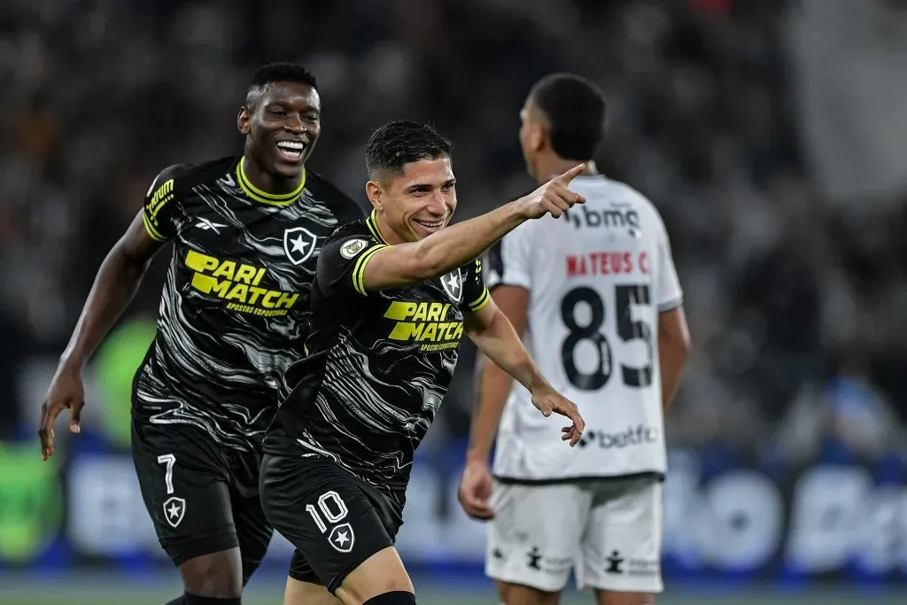 Savarino, jogador do Botafogo, comemora seu gol durante partida contra o Vasco (Foto: Thiago Ribeiro/AGIF)