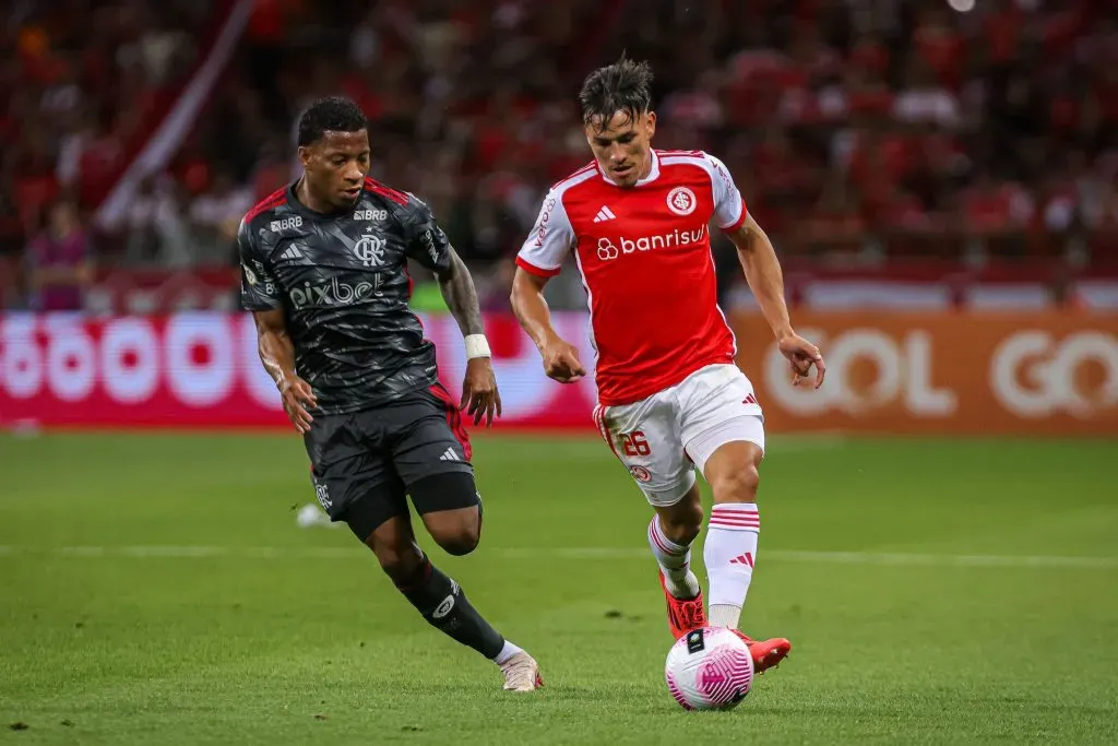 Bernabei, jogador do Internacional, durante partida contra o Flamengo (Foto: Maxi Franzoi/AGIF)