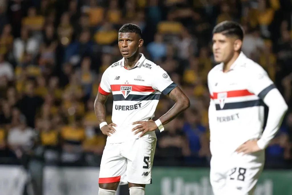 Arboleda jogador do Sao Paulo durante partida contra o Criciuma no estadio Heriberto Hulse pelo campeonato Brasileiro A 2024. Foto: Leonardo Hubbe/AGIF