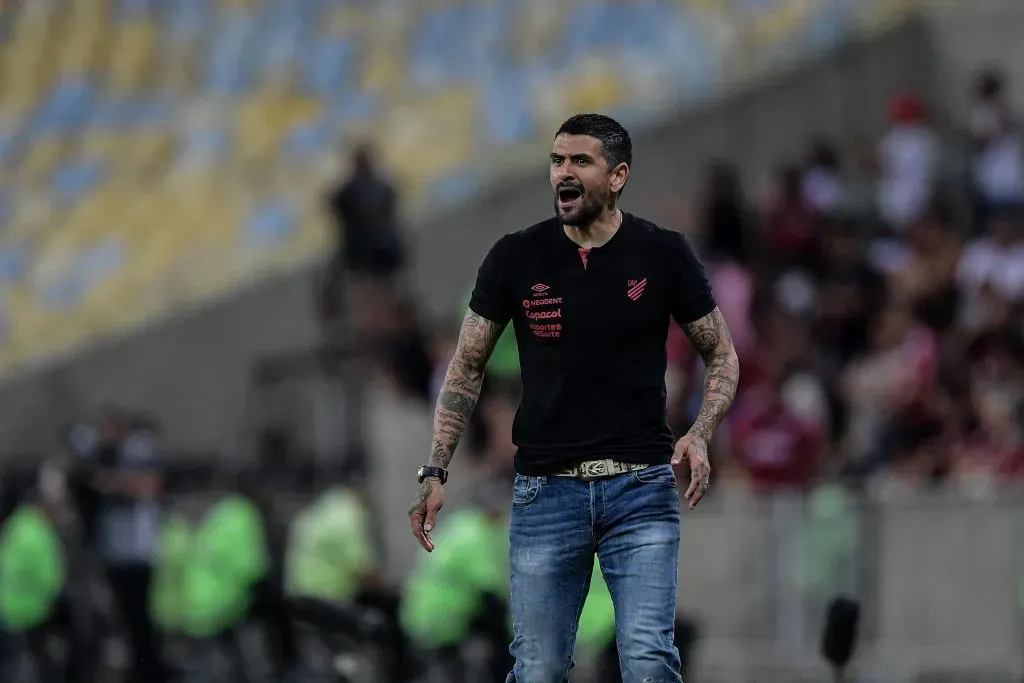 Lucho durante partida contra o Flamengo no Campeonato Brasileiro A 2024.  Foto: Thiago Ribeiro/AGIF