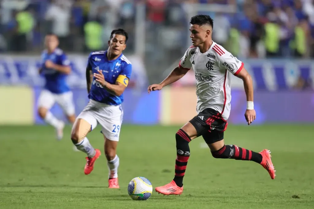 Alcaraz jogador do Flamengo durante partida contra o Cruzeiro no Independência pelo campeonato Brasileiro A 2024. Foto: Gilson Lobo/AGIF