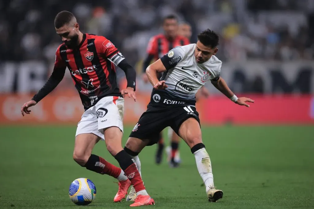 Romero jogador do Corinthians disputa lance com Wagner Leonardo jogador do Vitoria durante partida na Arena Corinthians pelo campeonato Brasileiro A 2024. Foto: Ettore Chiereguini/AGIF