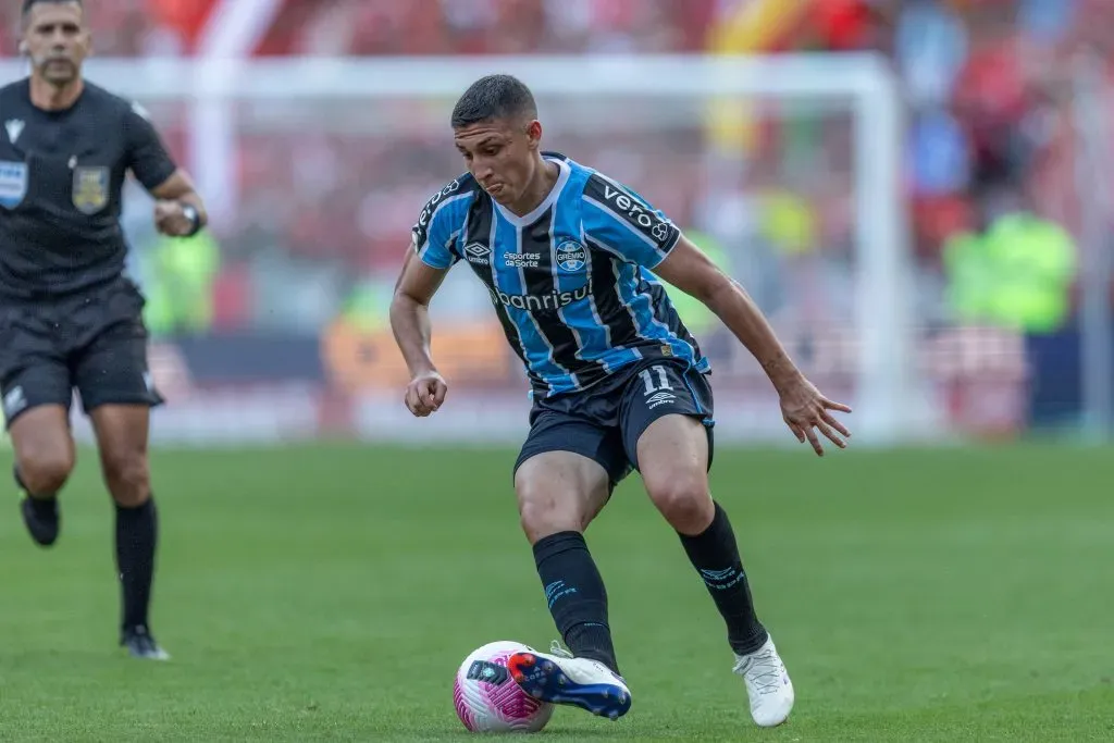 Monsalve jogador do Gremio durante partida contra o Internacional no estadio Beira-Rio pelo campeonato Brasileiro A 2024. Foto: Liamara Polli/AGIF