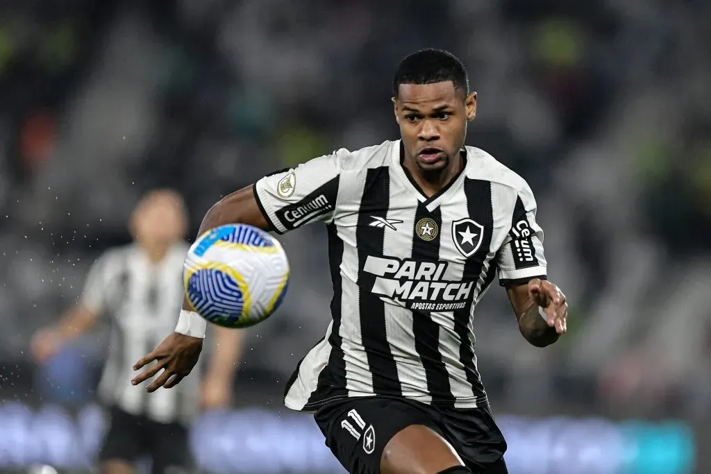 Junior Santos jogador do Botafogo durante partida contra o Palmeiras no Nilton Santos pelo campeonato Brasileiro A 2024. Foto: Thiago Ribeiro/AGIF