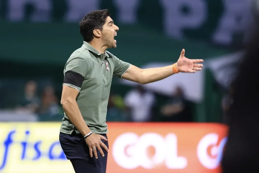 Abel Ferreira durante partida contra o Fortaleza no Allianz Parque pelo Campeonato Brasileiro A 2024. Foto: Marcello Zambrana/AGIF