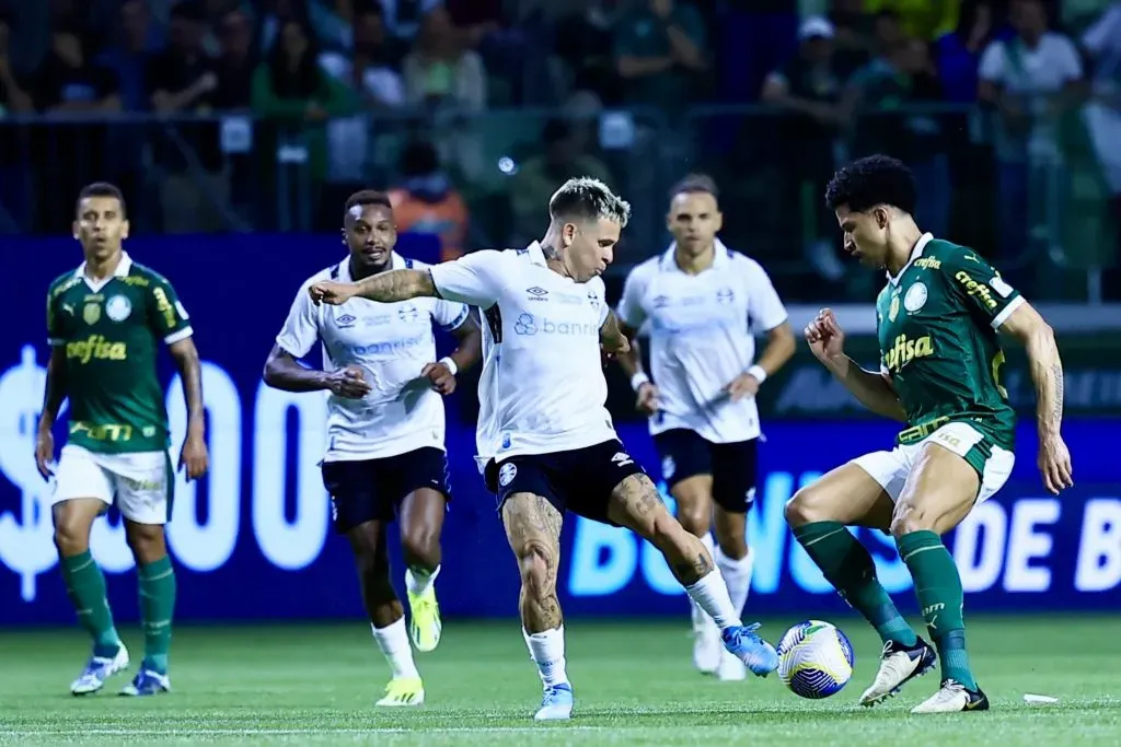 SP – SAO PAULO – 08/11/2024 – BRASILEIRO A 2024, PALMEIRAS X GREMIO – Murillo jogador do Palmeiras disputa lance com Soteldo jogador do Gremio durante partida no estadio Arena Allianz Parque pelo campeonato Brasileiro A 2024. Foto: Marcello Zambrana/AGIF