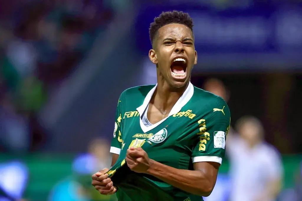 Estevão, jogador do Palmeiras, comemora seu gol durante partida contra o Gremio (Foto: Marcello Zambrana/AGIF)