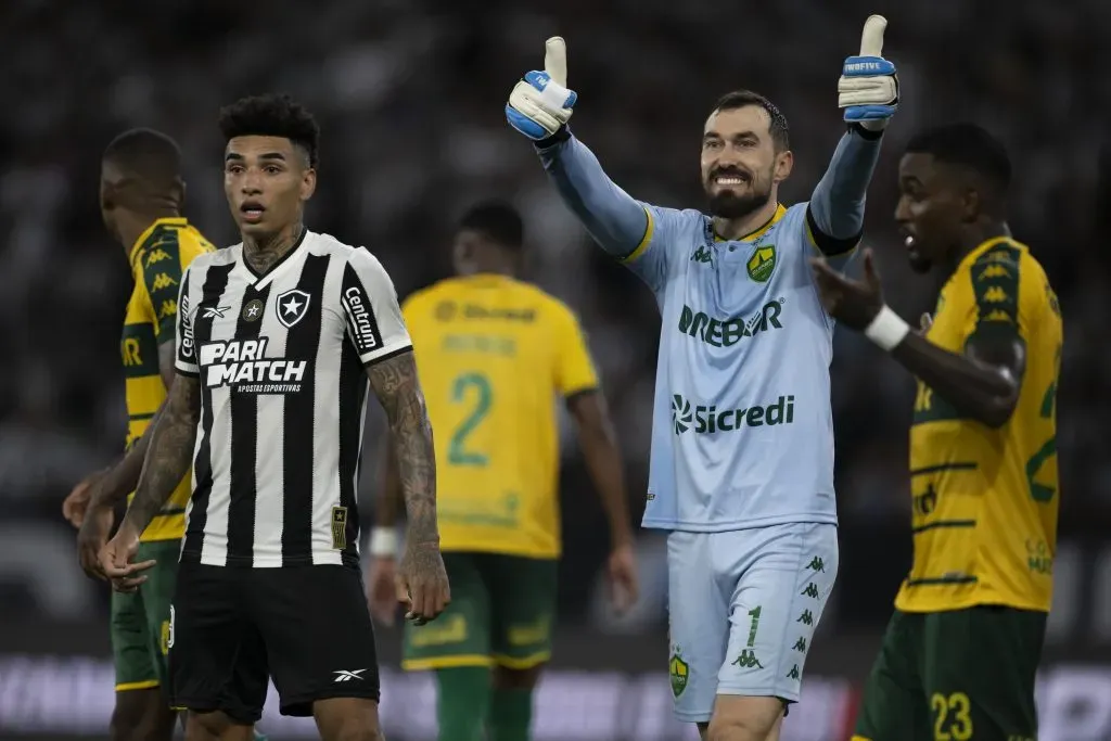 Walter, goleiro do Cuiabá, durante partida contra o Botafogo (Foto: Jorge Rodrigues/AGIF)