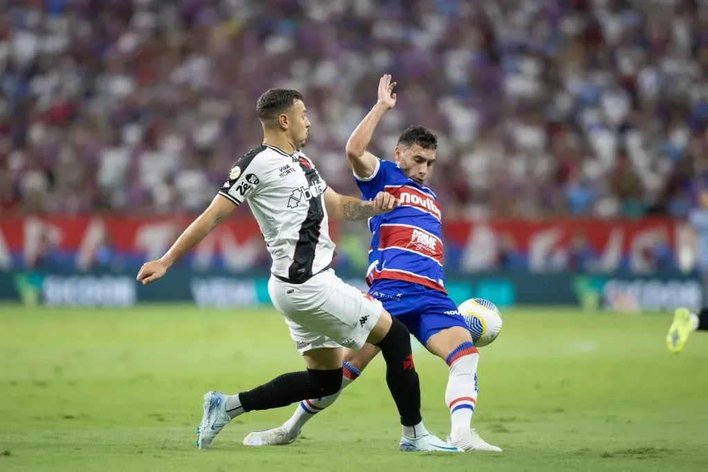 Emmanuel Martínez, do Fortaleza, disputando bola com Hugo Moura, do Vasco, pelo Brasileirão Betano. Foto: Baggio Rodrigues/AGIF