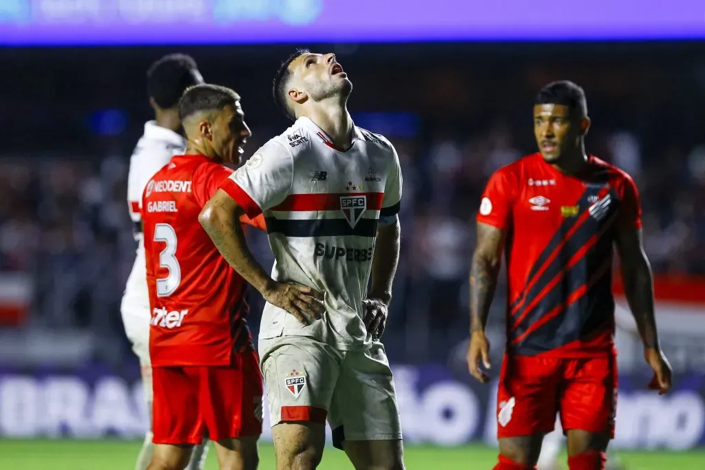 Jogadores de Athletico e São Paulo em confronto no Morumbis pelo Brasileirão 2024. Foto: Marco Miatelo/AGIF