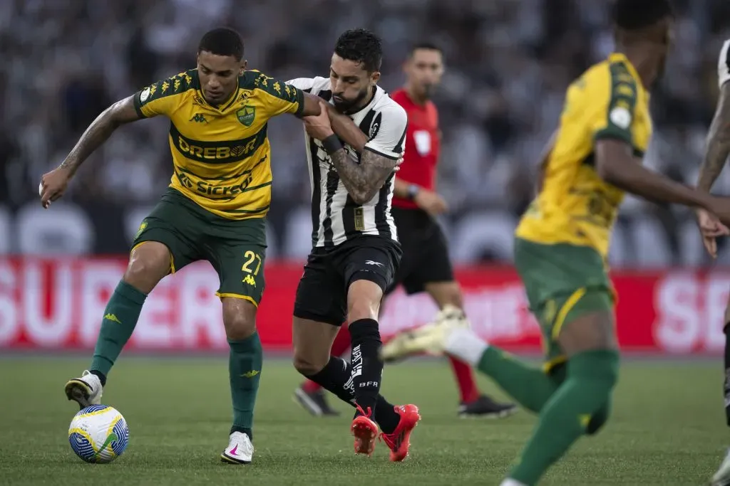 RJ – RIO DE JANEIRO – 09/11/2024 – BRASILEIRO A 2024, BOTAFOGO X CUIABA – Alex Telles jogador do Botafogo disputa lance com Denilson jogador do Cuiaba durante partida no estadio Engenhao pelo campeonato Brasileiro A 2024. Foto: Jorge Rodrigues/AGIF