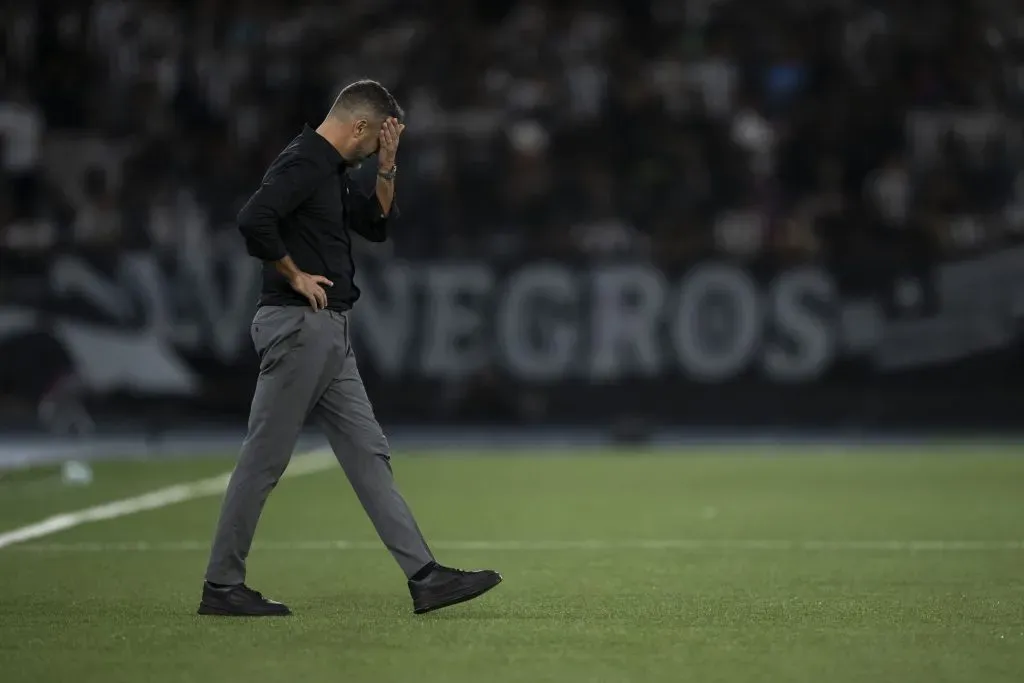 Artur Jorge lamentando o empate em Botafogo x Cuiabá, pelo Brasileirão Betano. Foto: Jorge Rodrigues/AGIF