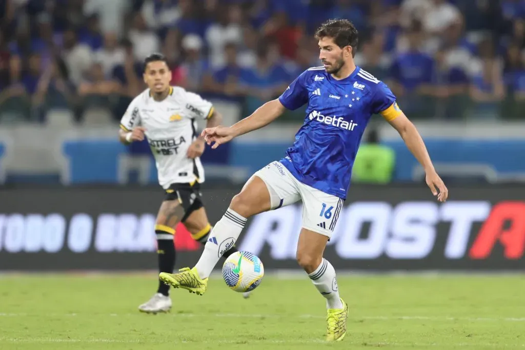 Lucas Silva, jogador do Cruzeiro, durante partida contra o Criciúma (Foto: Gilson Lobo/AGIF)