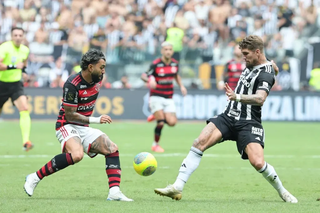 Lyanco, jogador do Atlético, disputa lance com Gabriel (Foto: Gilson Lobo/AGIF)