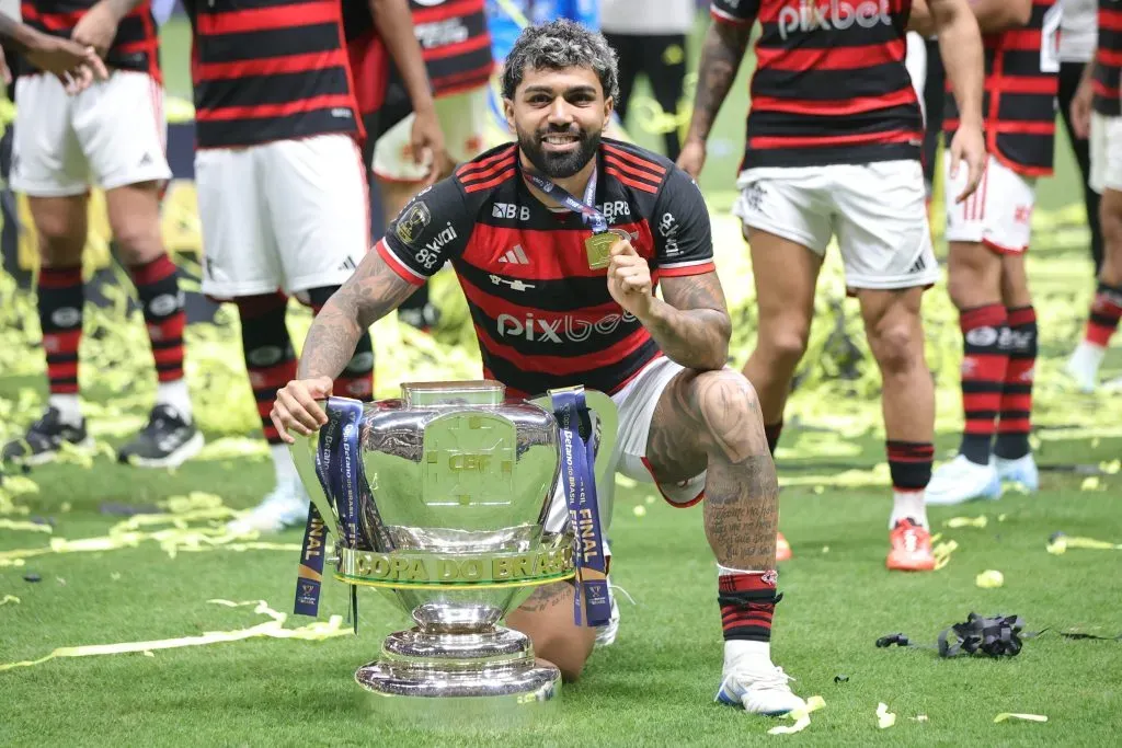 Gabigol, do Flamengo, comemora com a taça da copa do Brasil ao final da partida contra o Atlético (Foto: Gilson Lobo/AGIF)