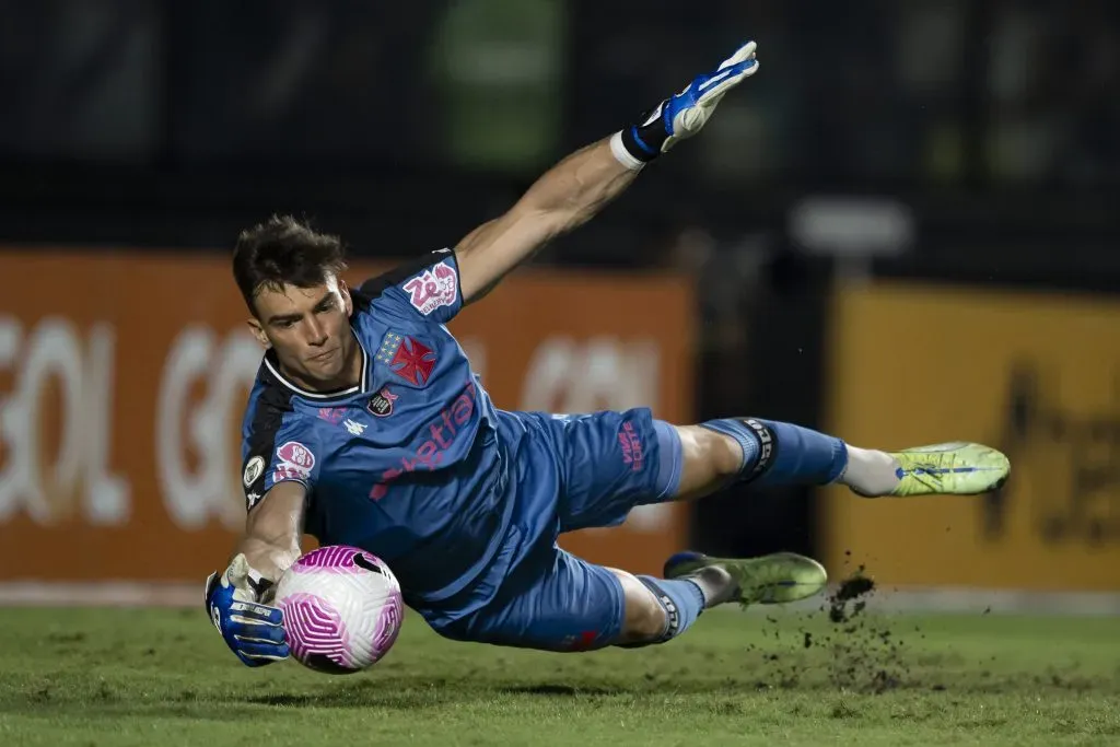 Léo Jardim, goleiro do Vasco, durante partida contra o Cuiabá (Foto: Jorge Rodrigues/AGIF)