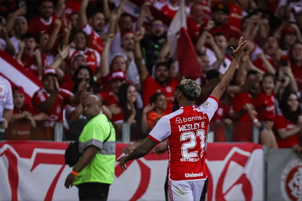 Wesley, um dos principais jogadores do Internacional com Roger Machado, volta ao time na próxima rodada do Brasileirão Betano. Foto: Maxi Franzoi/AGIF