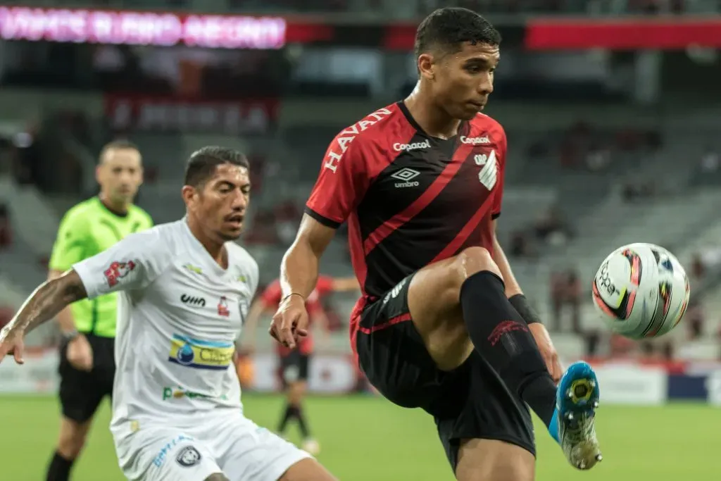 Julimar jogador do Athletico-PR disputa lance com Ralf jogador do Cianorte durante partida no estadio Arena da Baixada pelo campeonato Paranaense 2022. Foto: Robson Mafra/AGIF