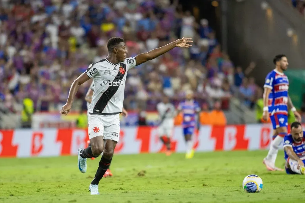 Leo Pele jogador do Vasco durante partida contra o Fortaleza no estadio Arena Castelao pelo campeonato Brasileiro A 2024. Foto: Baggio Rodrigues/AGIF