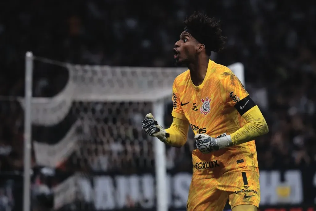 SP – SAO PAULO – 04/11/2024 – BRASILEIRO A 2024, CORINTHIANS X PALMEIRAS – Hugo Souza goleiro do Corinthians comemora gol de Yuri Alberto durante partida contra o Palmeiras no estadio Arena Corinthians pelo campeonato Brasileiro A 2024. Foto: Ettore Chiereguini/AGIF