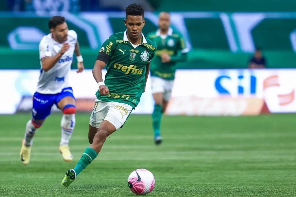 Estêvão, artilheiro do Brasileirão Betano, também é baixa no time do Palmeiras para encarar o Bahia. Foto: Marcello Zambrana/AGIF