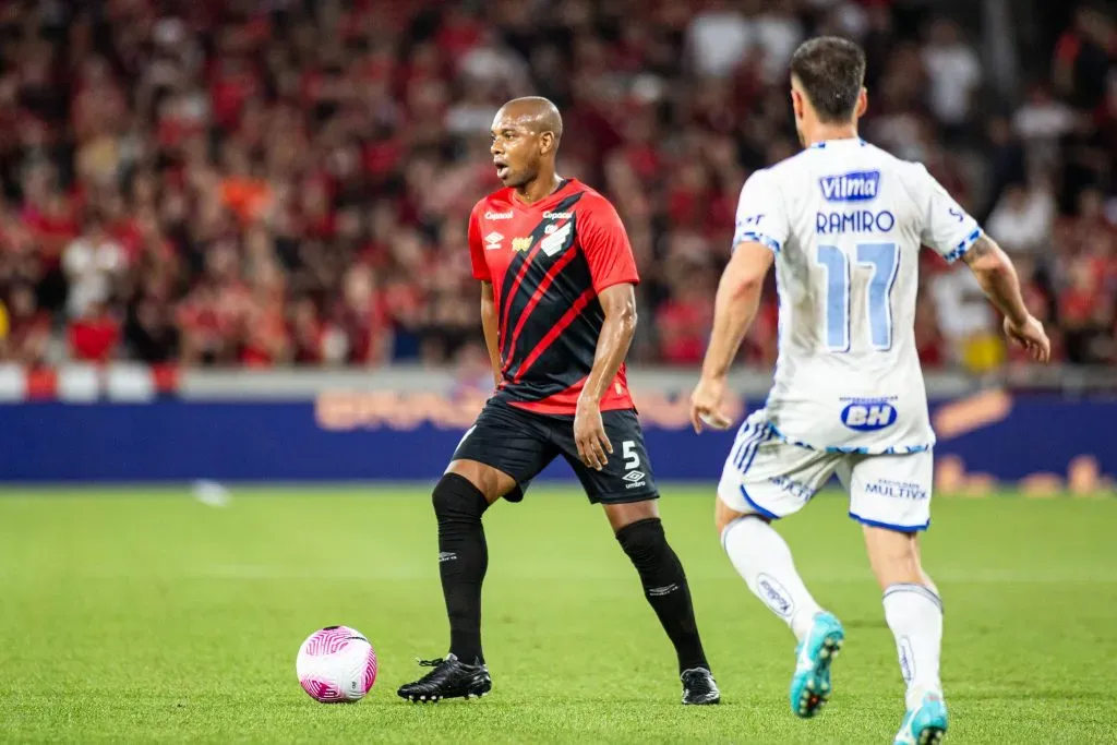 Fernandinho jogador do Athletico-PR durante partida contra o Cruzeiro no estadio Arena da Baixada pelo campeonato Brasileiro A 2024. Foto: Luis Garcia/AGIF