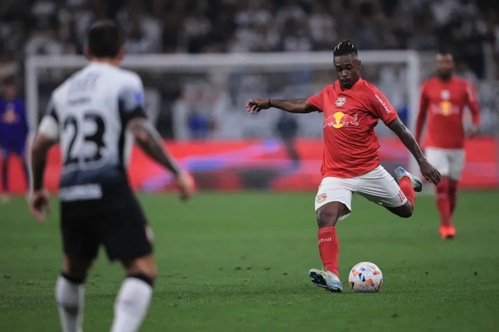 Lincoln jogador do Bragantino durante partida contra o Corinthians na Arena Corinthians pelo campeonato Copa Sul-Americana 2024. Foto: Ettore Chiereguini/AGIF