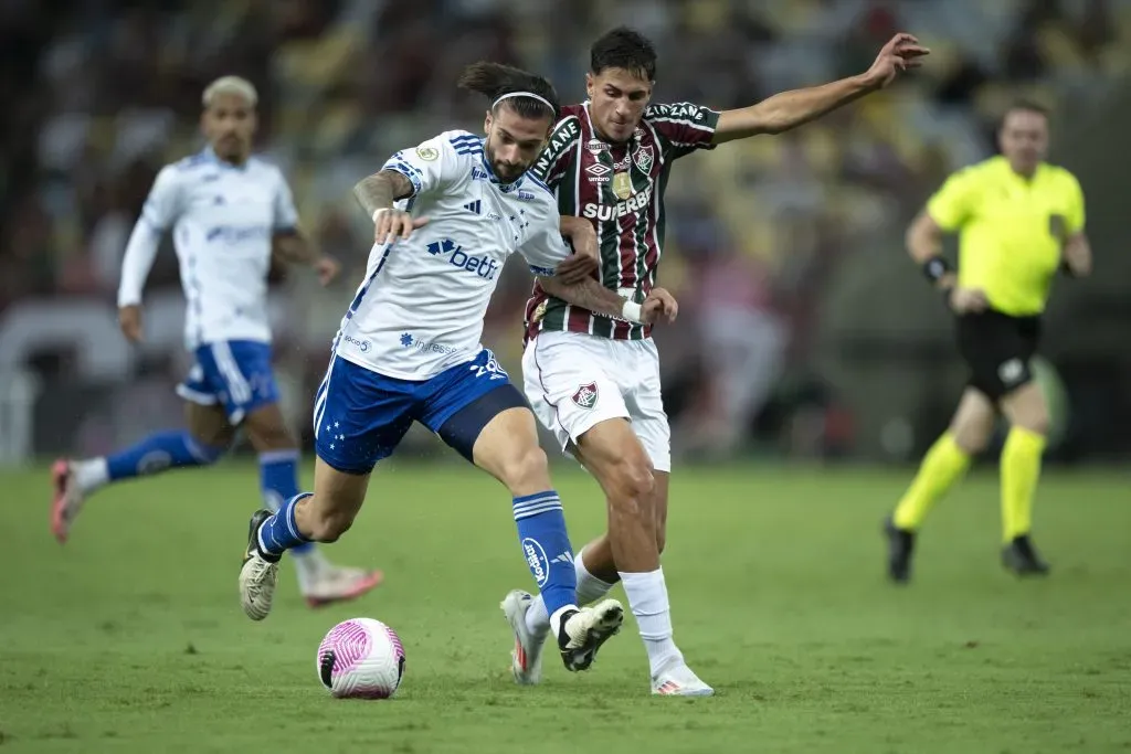 RJ – RIO DE JANEIRO – 03/10/2024 – BRASILEIRO A 2024, FLUMINENSE X CRUZEIRO – Bernal jogador do Fluminense disputa lance com Lautaro Diaz jogador do Cruzeiro durante partida no estadio Maracana pelo campeonato Brasileiro A 2024. Foto: Jorge Rodrigues/AGIF