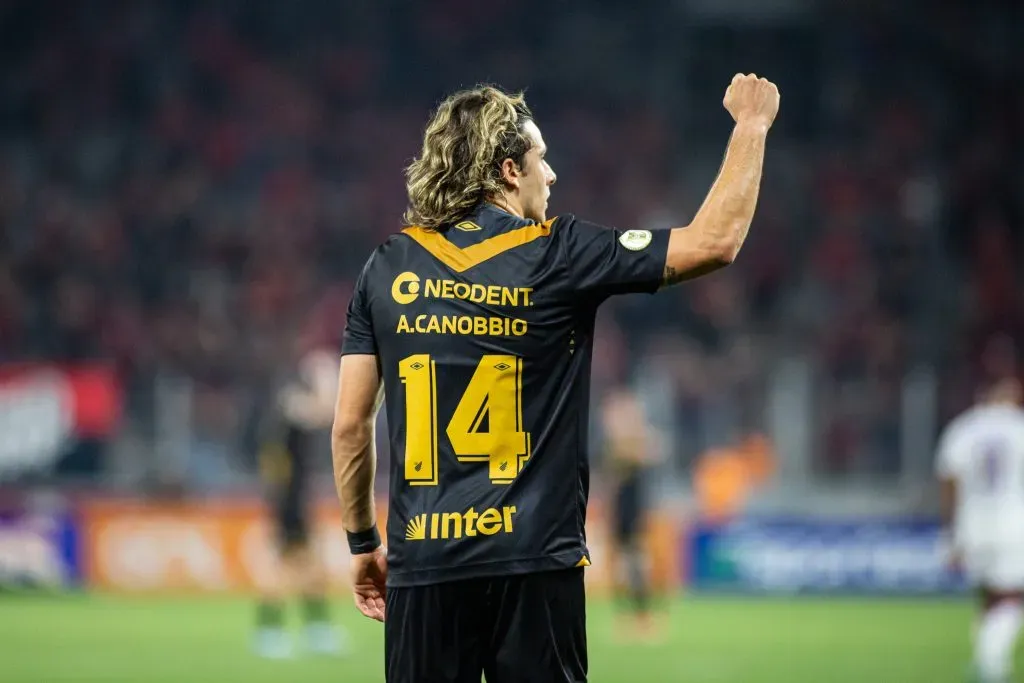 Canobbio comemorando gol durante partida contra o Fortaleza no Campeonato Brasileiro A 2024. Foto: Luis Garcia/AGIF