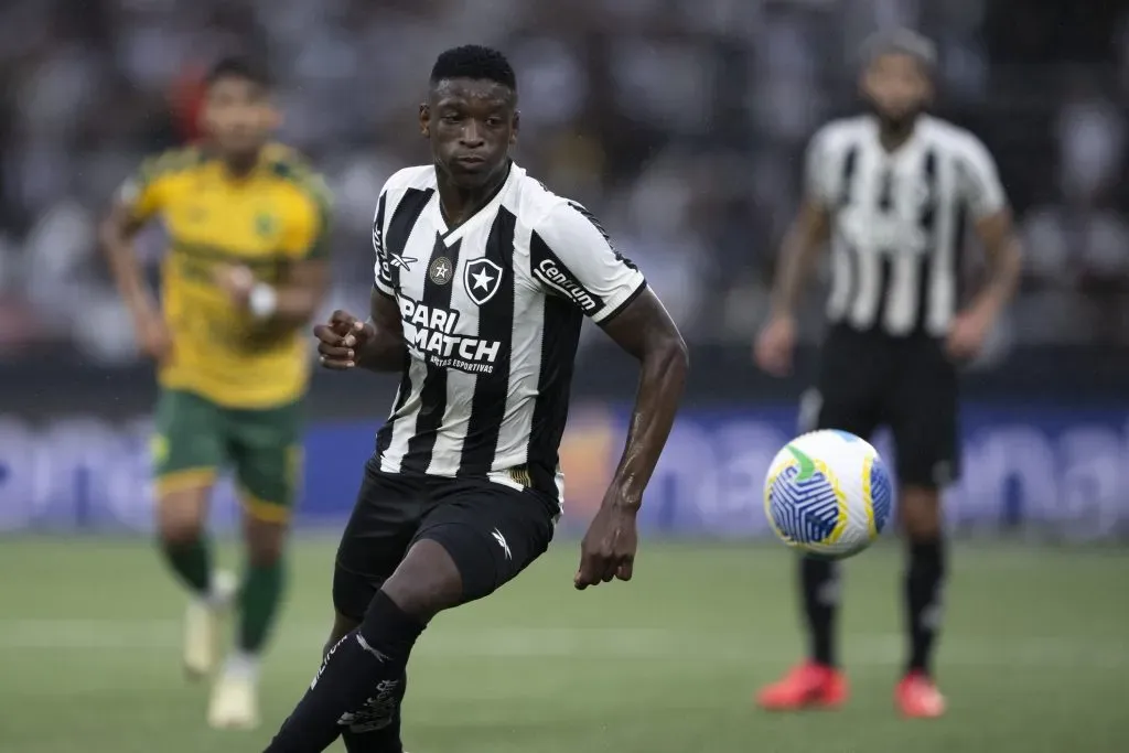 Luiz Henrique, jogador do Botafogo, durante partida contra o Cuiabá (Foto: Jorge Rodrigues/AGIF)