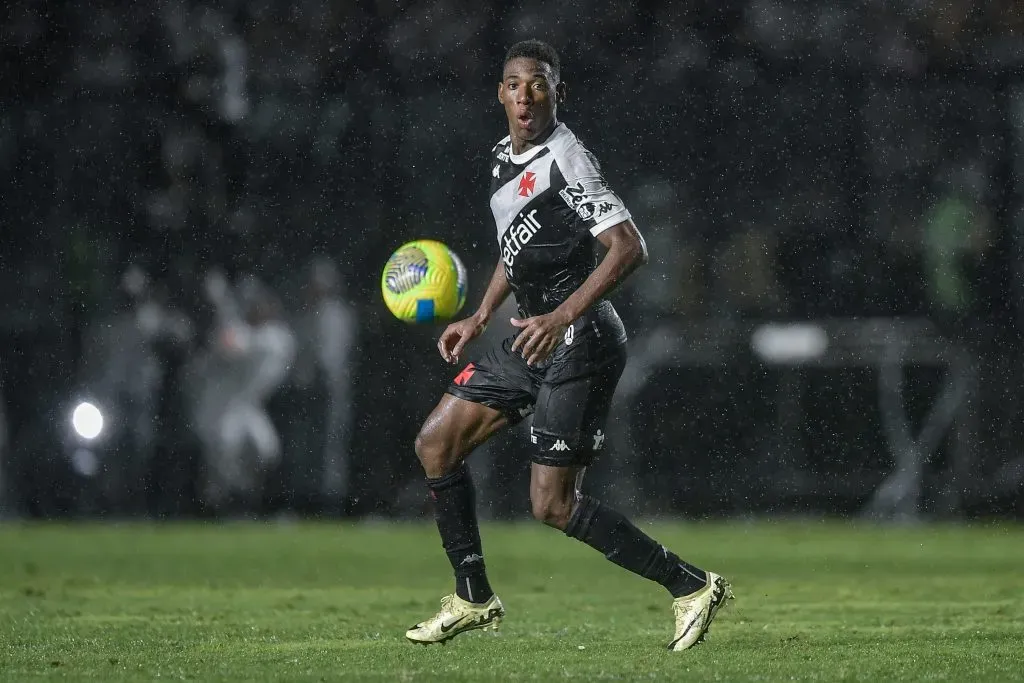 Léo, jogador do Vasco, durante partida contra o Atletico-MG (Foto: Thiago Ribeiro/AGIF)