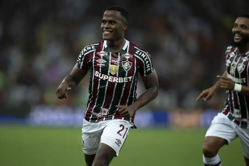 Jhon Arias, jogador do Fluminense, comemora seu gol durante partida contra o Grêmio (Foto: Jorge Rodrigues/AGIF)