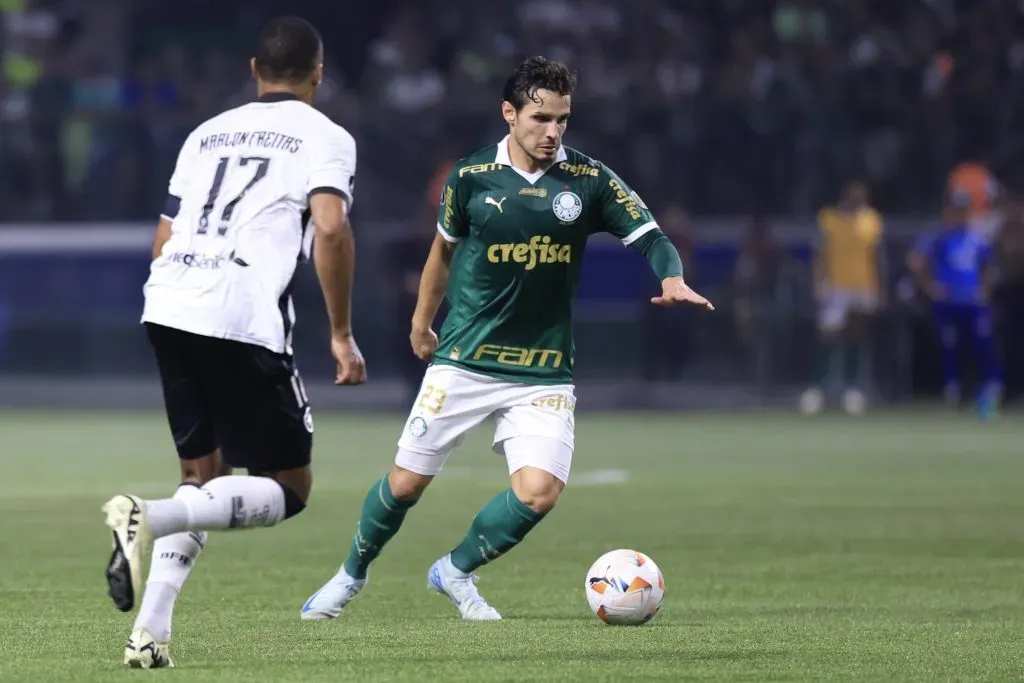 SP – SAO PAULO – 21/08/2024 – COPA LIBERTADORES 2024, PALMEIRAS X BOTAFOGO – Raphael Veiga jogador do Palmeiras durante partida contra o Botafogo no estadio Arena Allianz Parque pelo campeonato Copa Libertadores 2024. Foto: Marcello Zambrana/AGIF