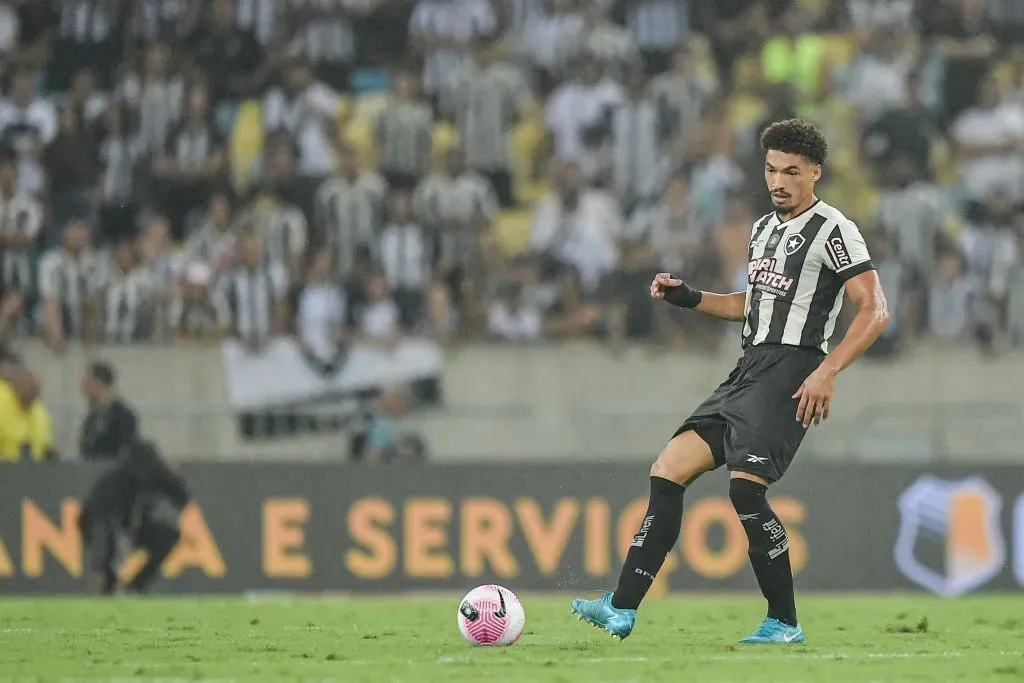 Adryelson, zagueiro do Botafogo, não sabe se permanece no clube em 2025. Foto: Thiago Ribeiro/AGIF