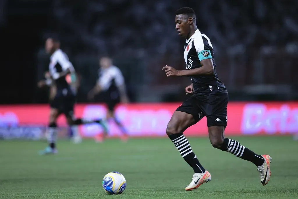 Léo, jogador do Vasco, durante partida contra o Palmeiras (Foto: Ettore Chiereguini/AGIF)