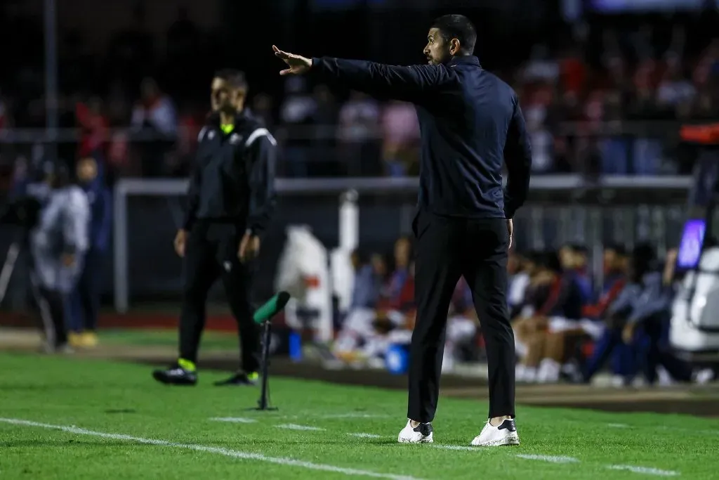 SP – SAO PAULO – 09/11/2024 – BRASILEIRO A 2024, SAO PAULO X ATHLETICO-PR – Lucho Gonzalez tecnico do Athletico-PR durante partida contra o Sao Paulo no estadio Morumbi pelo campeonato Brasileiro A 2024. Foto: Marco Miatelo/AGIF