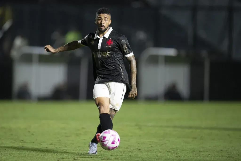 Paulinho jogador do Vasco durante partida contra o Internacional no estadio Sao Januario pelo campeonato Brasileiro A 2023. Foto: Jorge Rodrigues/AGIF