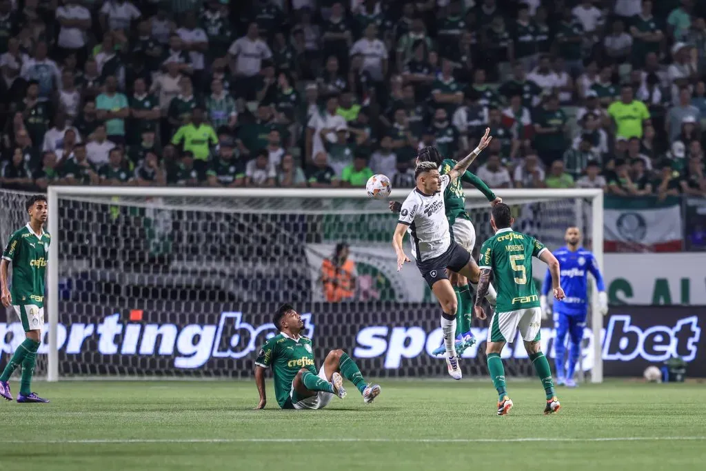 SP – SAO PAULO – 21/08/2024 – COPA LIBERTADORES 2024, PALMEIRAS X BOTAFOGO – Gustavo Gomez jogador do Palmeiras durante partida contra o Botafogo no estadio Arena Allianz Parque pelo campeonato Copa Libertadores 2024. Foto: Marcello Zambrana/AGIF