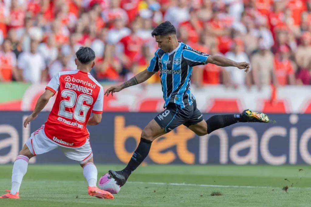 Arezo jogador do Gremio durante partida contra o Internacional no estadio Beira-Rio pelo campeonato Brasileiro A 2024. Foto: Liamara Polli/AGIF