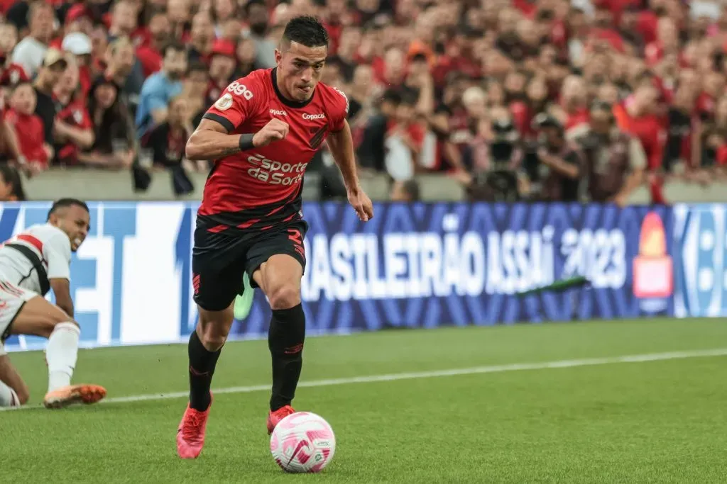 PR – CURITIBA – 29/10/2023 – BRASILEIRO A 2023, ATHLETICO-PR X SAO PAULO – Tomas Cuello jogador do Athletico-PR durante partida contra o Sao Paulo no estadio Arena da Baixada pelo campeonato Brasileiro A 2023. Foto: Robson Mafra/AGIF