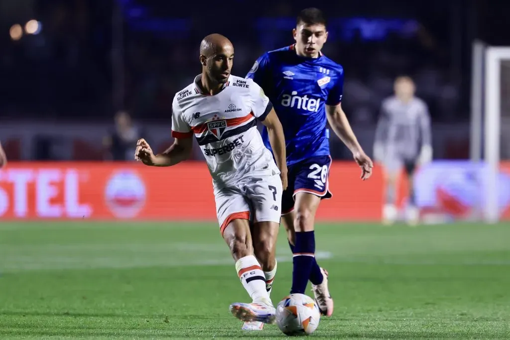 Lucas em ação durante a partida contra o Nacional, pela Copa Libertadores. Foto: Marcello Zambrana/AGIF